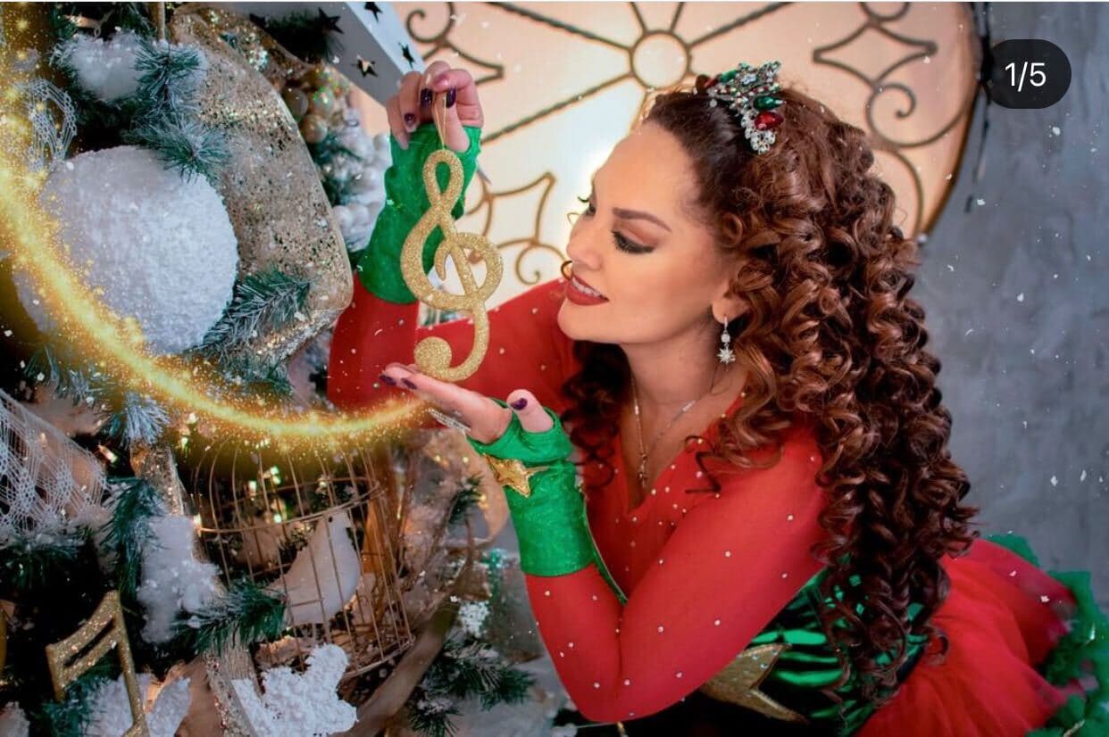 "Hace mucho que he grabado muchas cosas de Navidad, tengo como cuatro o cinco álbumes de villancicos", dijo en declaraciones publicadas en el diario mexicano El Universal este miércoles 8 de diciembre. 
<br>