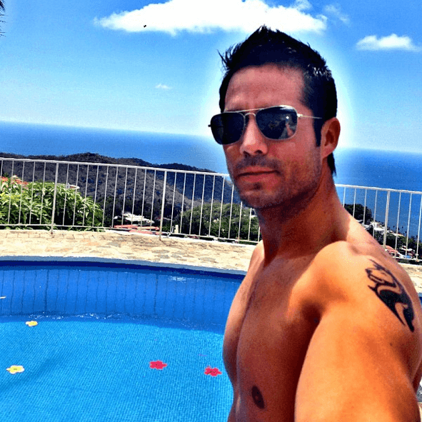 Ha participado en varias telenovelas al lado de guapísimas actrices como Ariadne Díaz.