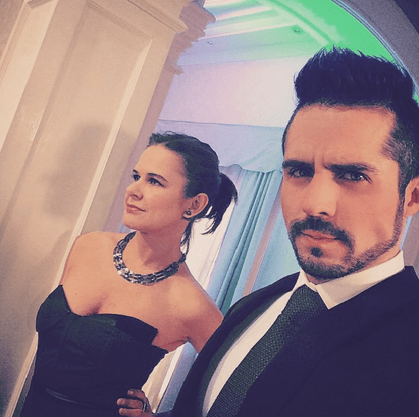 Aprovechaba los momentos de descanso para tomarse fotos con los demás actores.