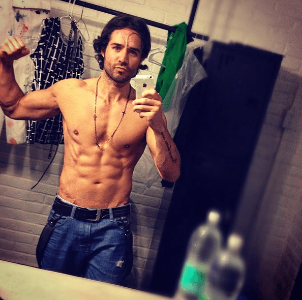 No pierde oportunidad para presumir ese cuerpo escultural.