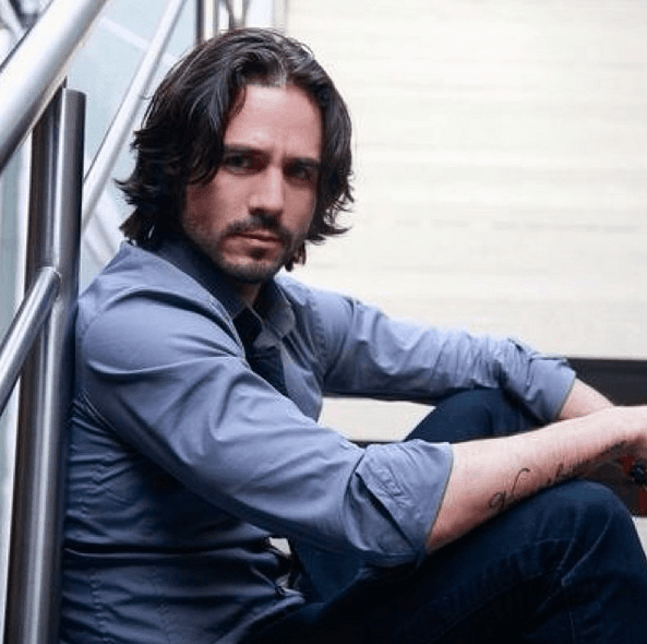 ¡Con el cabello largo se ve súper varonil!