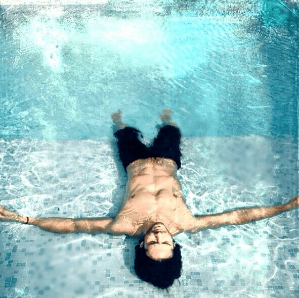 Y aprovecha para deleitar a sus fans.