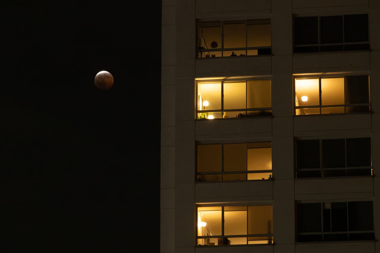 Un eclipse lunar parcial se observa en Los Ángeles, el jueves 27 de agosto de 2026.