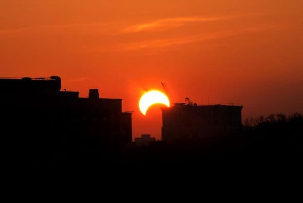 Este eclipse total de Sol no sólo se produce en el equinoccio sino que también es inmediatamente anterior a un eclipse total de Luna que ocurrirá el 4 de abril del 2015 ¡eventos cósmicos de gran relevancia! Por: Profesor Zellagro
