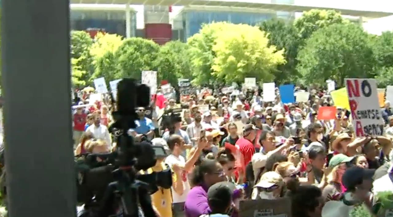 El alcalde de Houston, Sylvester Turner aseguró que el evento se planeó con meses de anticipación y que la ciudad no podía detenerlo.