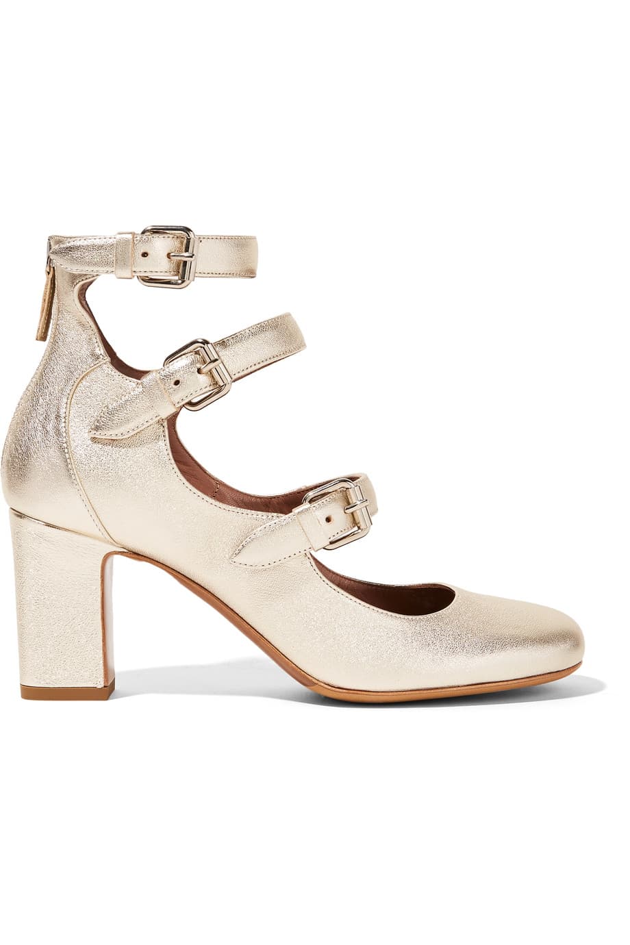 Los tacones de trabilla conocidos como
<i>Mary Jane</i> son cómodos una vez que sus correas pemiten que se ajusten correctamente al pie. Además, la buena noticia es que a pesar de que son un modelo que evoca tiempos muy antiguos en la moda, están más vigentes que nunca (Tabitha Simmons
<a href="http://www.tabithasimmons.com">www.tabithasimmons.com</a> )
<br>