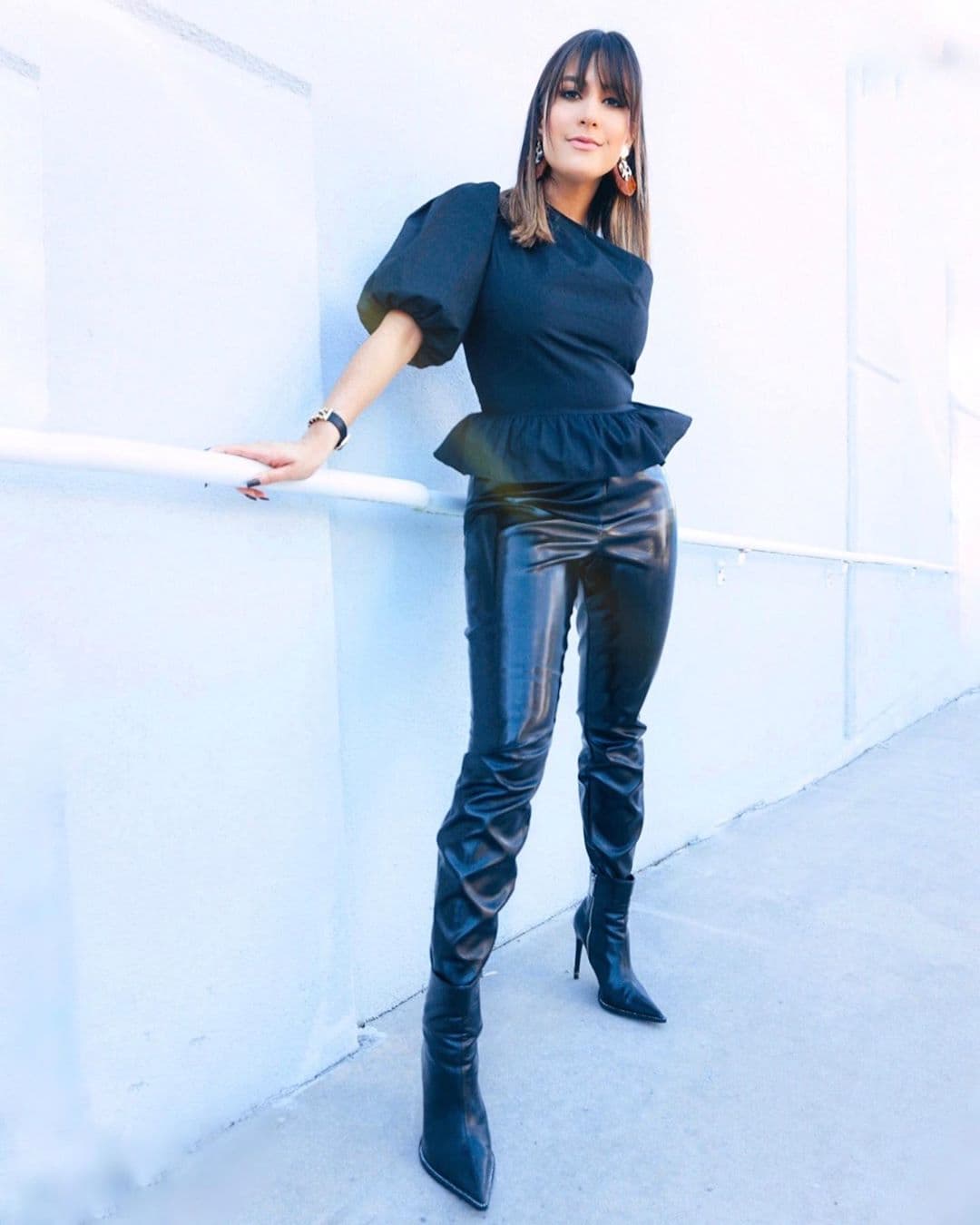 El brillo del charol parece no pasar de moda y este look de la conductora del 'Revoltillo digital' lo confirma.