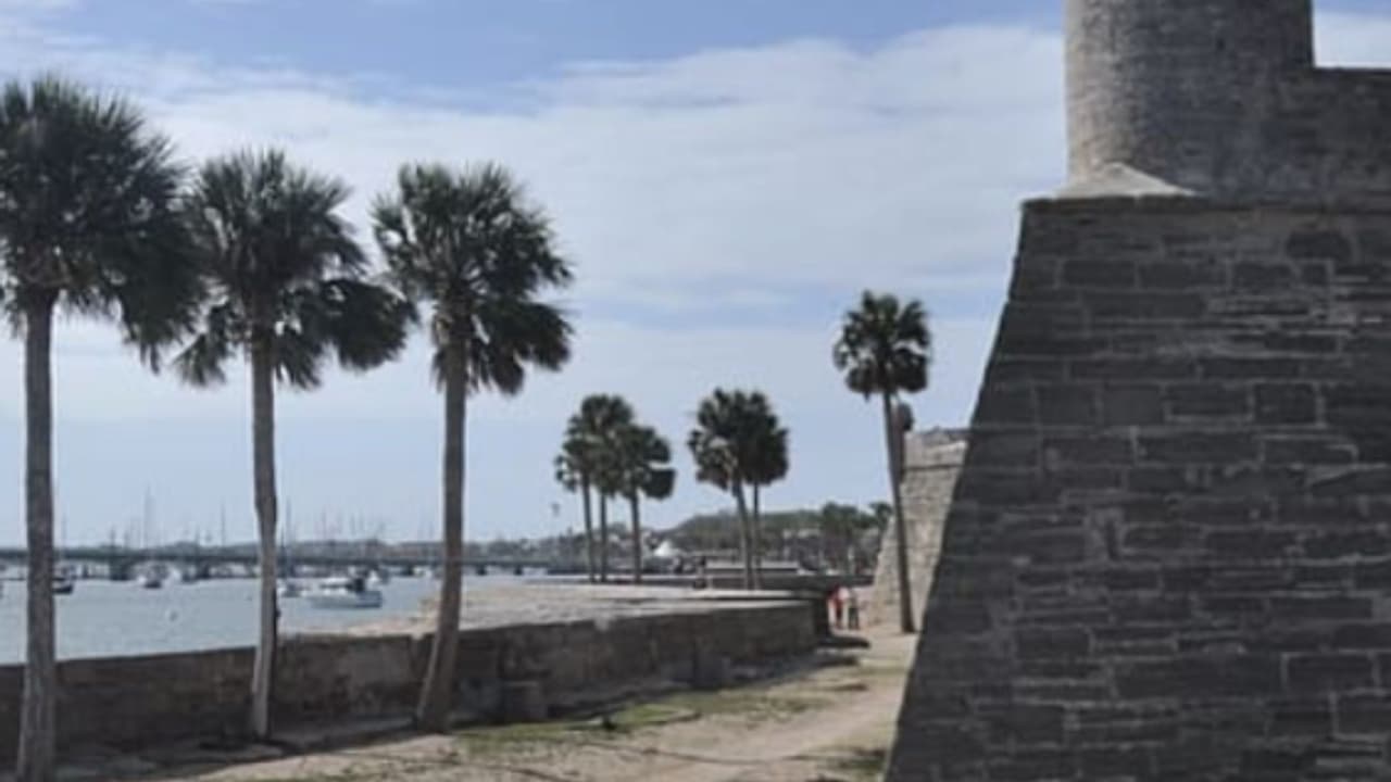 Durante siglos, la ciudad fue atacada por piratas y tropas británicas, incluyendo el asedio de 1702 por parte de las fuerzas inglesas provenientes de Carolina del Sur.