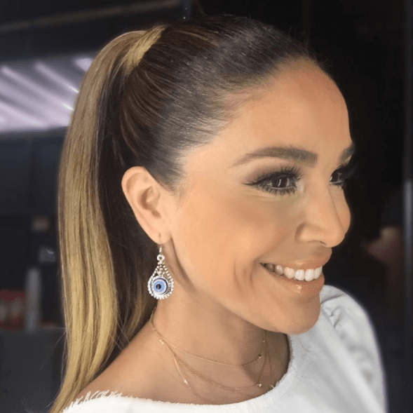 Este peinado es súper fácil. El secreto una colita postiza.