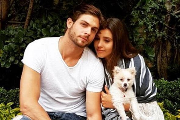 Con esta fotografía anunciaron su relación a través de las redes sociales: "A nuestros amigos, a nuestros fans y a todos los que ven #UCHED queremos compartirles que somos novios y estamos muy felices. Les mandamos muchos besos!" compartió Paulina en sus redes sociales".