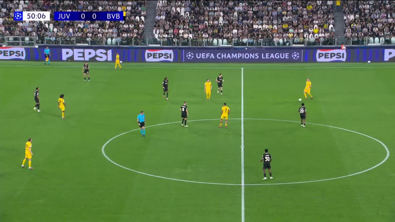 ¡CERCA! Maximilian Beier disparó que se estrella en el poste.