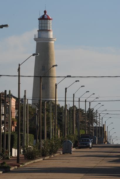 El suboficial Julio César González, de 42 años, farero de la torre del Cerro de Montevideo, estima que pese a la tecnología, "los faros hoy cumplen la misma función que antes: siguen siendo un punto de referencia".