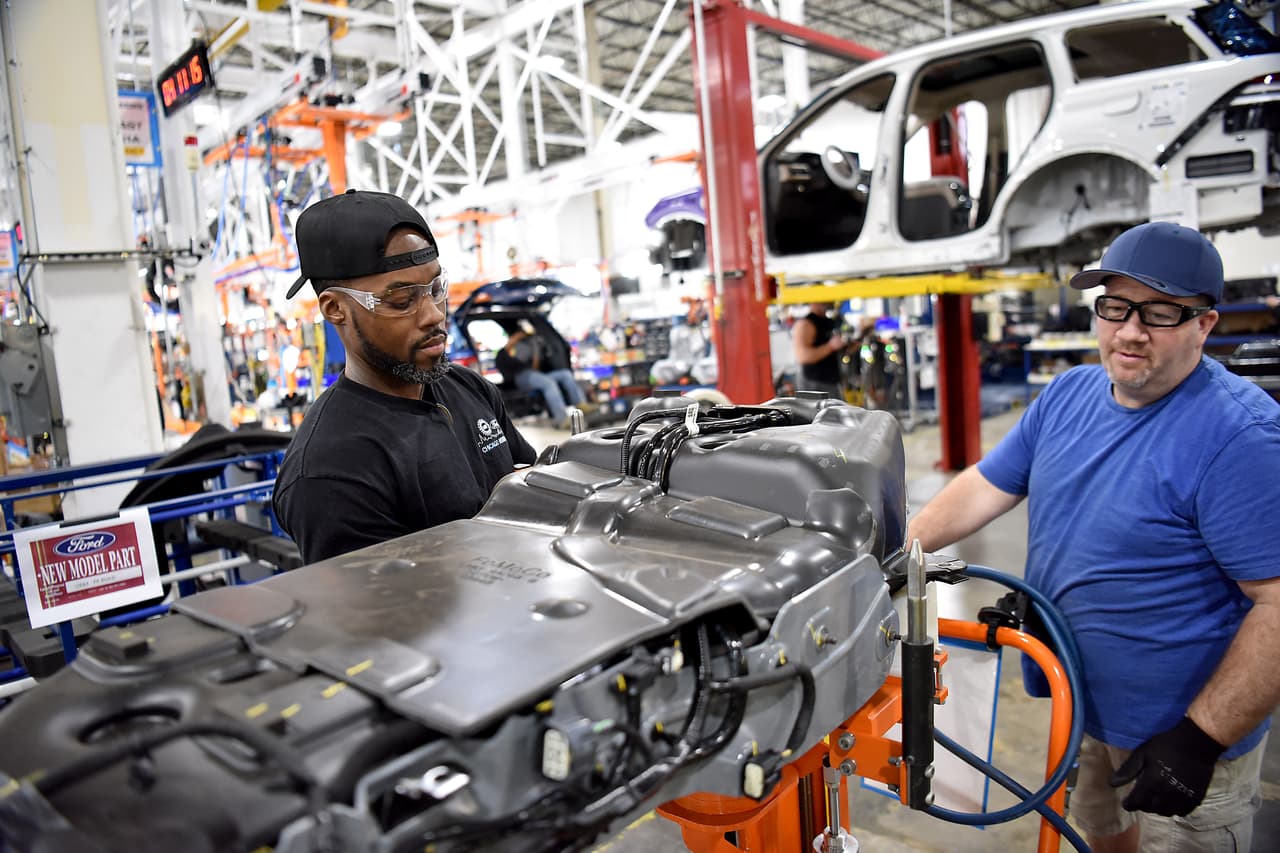 Ford también afirmó que que en las próximas semanas trabajará con la Unión de Trabajadores Automotrices (UAW) en los planes de reinicio de las plantas, así como en la implementación de protocolos y procedimientos adicionales para ayudar a prevenir la propagación del coronavirus.
<br>
<br>Las fábricas de Ford en el continente europeo también fueron cerradas temporalmente.