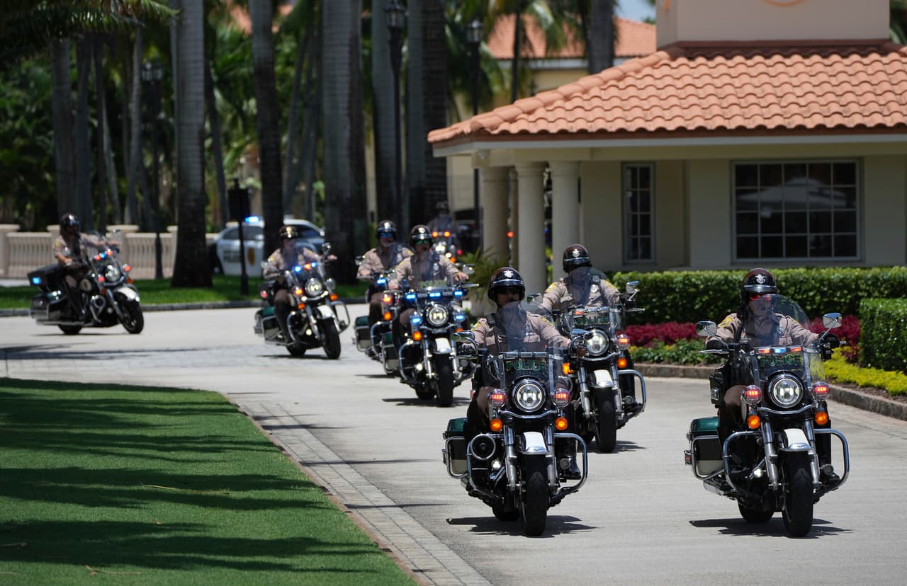 En medio de un fuerte dispositivo de seguridad, el expresidente Trump salió de su resort Trump National Doral para dirigirse al tribunal.