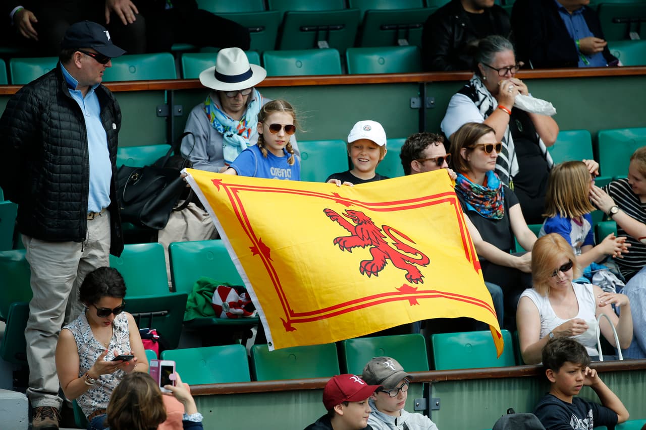 El cuadrante de arriba a la derecha representa a Escocia. Sobre fondo amarillo, contiene a un león rampante rojo enmarcado por una doble orla (trechor en heráldica) con flores de lis. Fue la bandera que izaron a media asta en Balmoral.