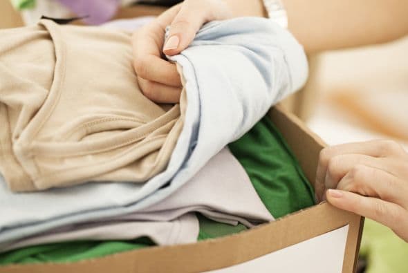 Reúne la ropa antes. Otro tip que tomamos del mismo sitio fue reunir todas las prendas antes del evento. Les pedimos a las participantes que nos trajeran lo que iban a ofrecer, para poder revisar su estado y dividirlo en categorías. De esta forma, el intercambio resultó mucho más eficiente.