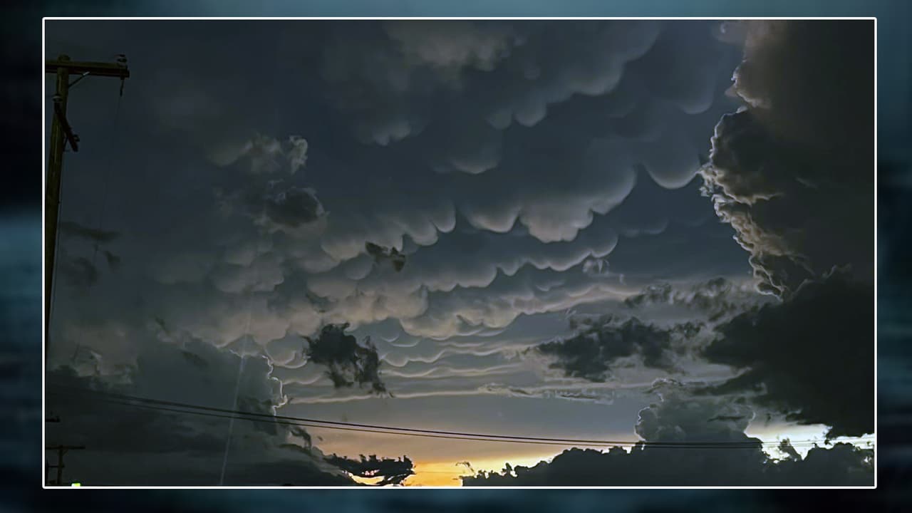 Las nubes “mastodónticas, mammatus o mammas”, se hicieron presentes en el cielo del norte de Texas la tarde de este domingo. Se forman cuando el aire frío desciende y se une al aire cálido ascendente, 
<b>son sinónimo de que se acercan fuertes tormentas</b>.