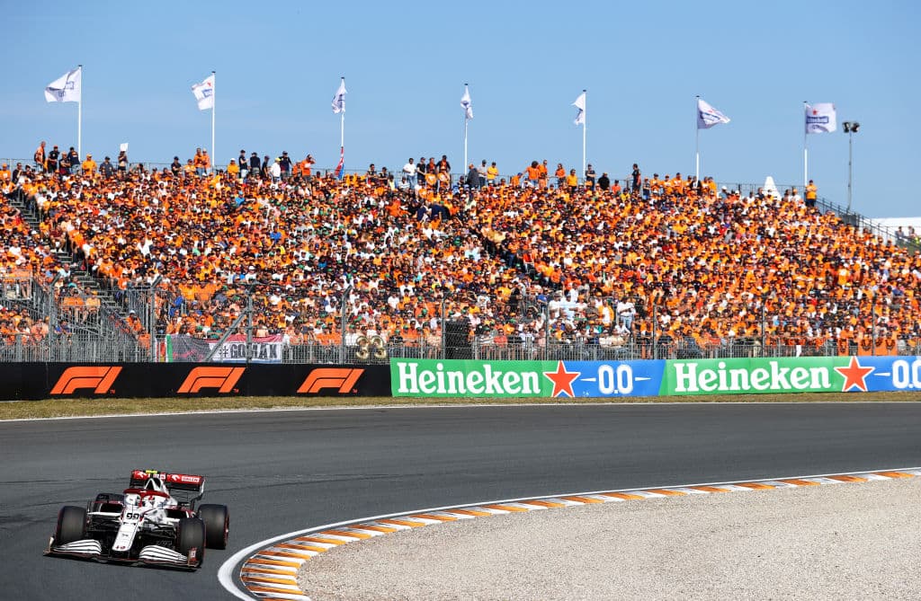 Max Verstappen se lleva el Gran Premio de Holanda y triunfa en su casa ante su público y, además, vuelve a la cima de la Formula 1. El podio fue compartido con Lewis Hamilton y Valtteri Bottas de Mercedes Benz en segunda y tercera posición, respectivamente. El mexicano Sergio Pérez quedó en octava posición.