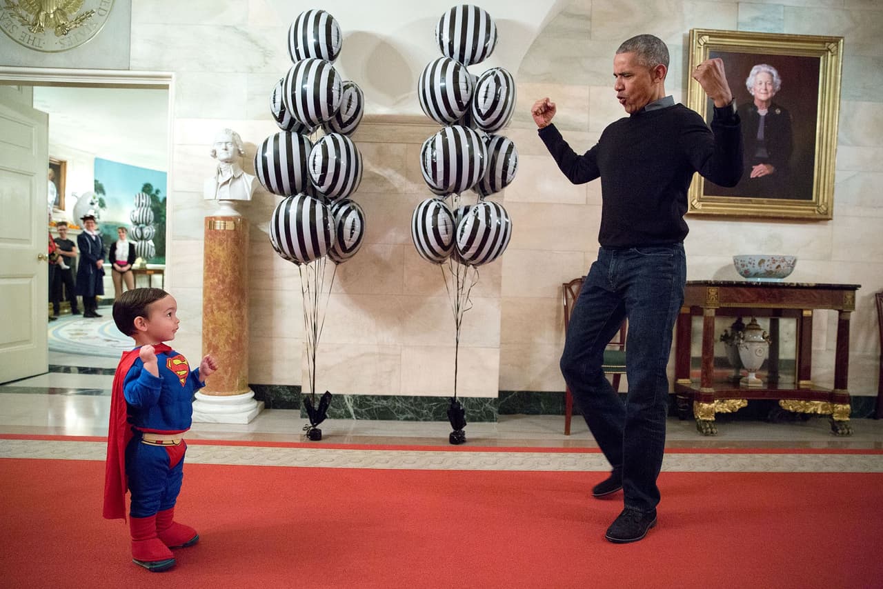 <b>31 de octubre.</b> El presidente se disponía a dar la bienvenida a niños de la localidad para pedir Halloween cuando se toó con Superman Walker Earnest, el hijo del secretario de Prensa Josh Earnest, y lo invitó a flexionar sus bíceps.