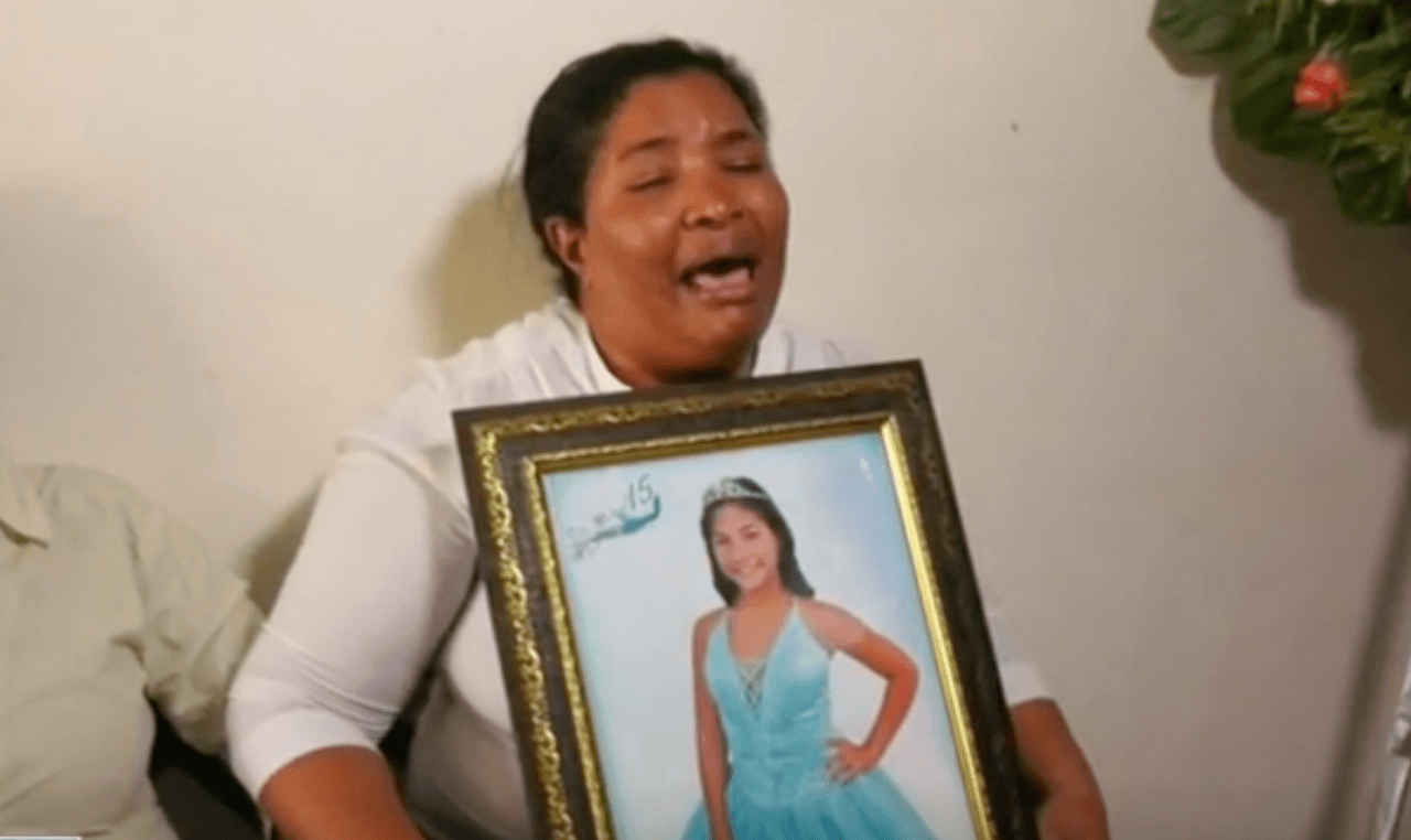 <b>Una joven de 17 años es apuñalada por su exnovio y luego baleada por su exsuegro</b>
<br>
<br>En video quedó captado el momento cuando el padre y su hijo huyen con un cuchillo y una pistola en sus manos.