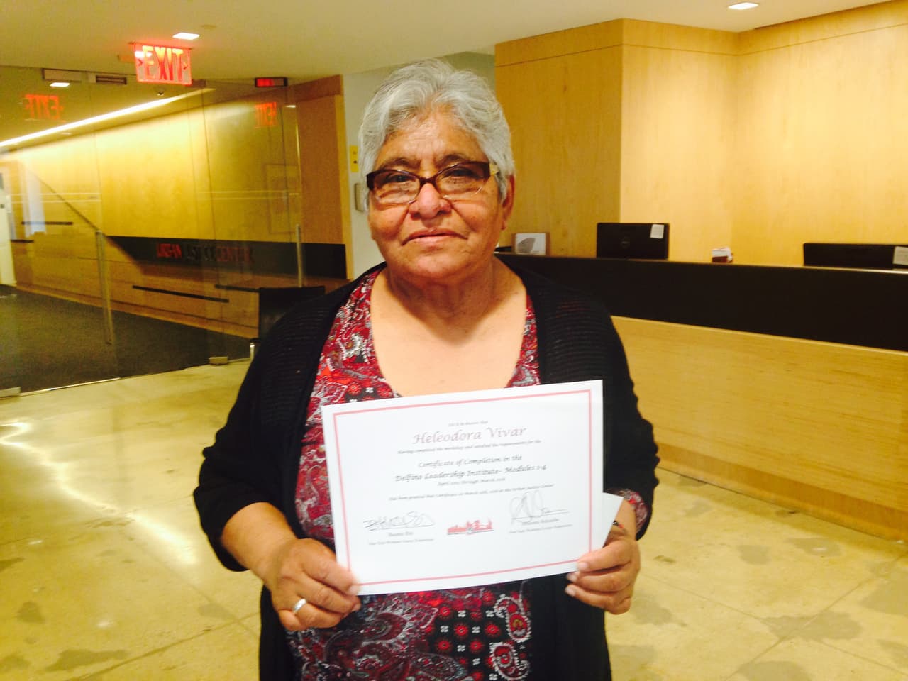 Heleodora posa con su certificado de graduación.