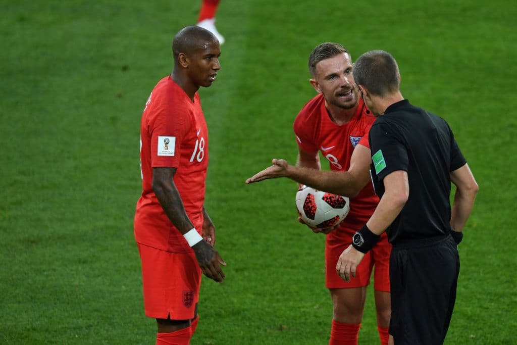 El árbitro estadounidense Mark Geiger tuvo incidencia con sus decisiones en la dinámica del partido.