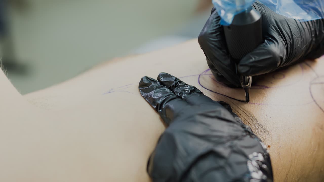 <b>Siga las instrucciones de cuidado| </b>Asegúrese de 
<a href="https://www.aad.org/public/everyday-care/skin-care-basics/tattoos/caring-for-tattooed-skin?NoAds" target="_blank">seguir las instrucciones de cuidado de su artista</a>. Se puede formar tejido cicatricial después de hacerse un tatuaje; las personas que tienden a tener 
<a href="https://medlineplus.gov/piercingandtattoos.html" target="_blank">queloides</a> (cicatrices que crecen más allá de los límites normales) pueden tener la misma reacción a un tatuaje. Las instrucciones de cuidado ayudarán a promover la curación, reducir las cicatrices y garantizar que note (e informe) cualquier reacción.