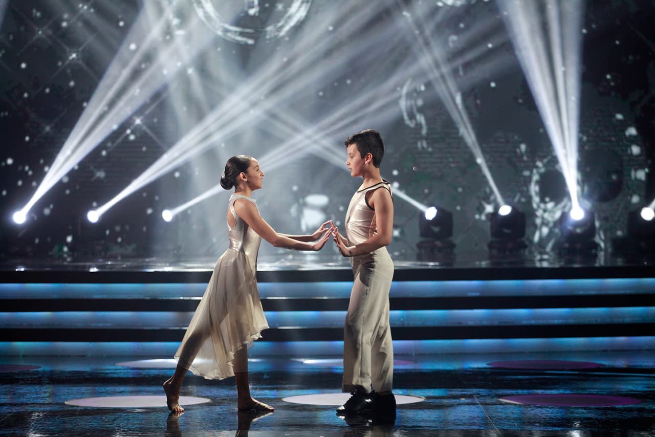 La larga experiencia de Sara, la hicieron lucirse; la limpieza de sus pasos y la elegancia de sus movimientos le valieron la admiración de los miembros del jurado.