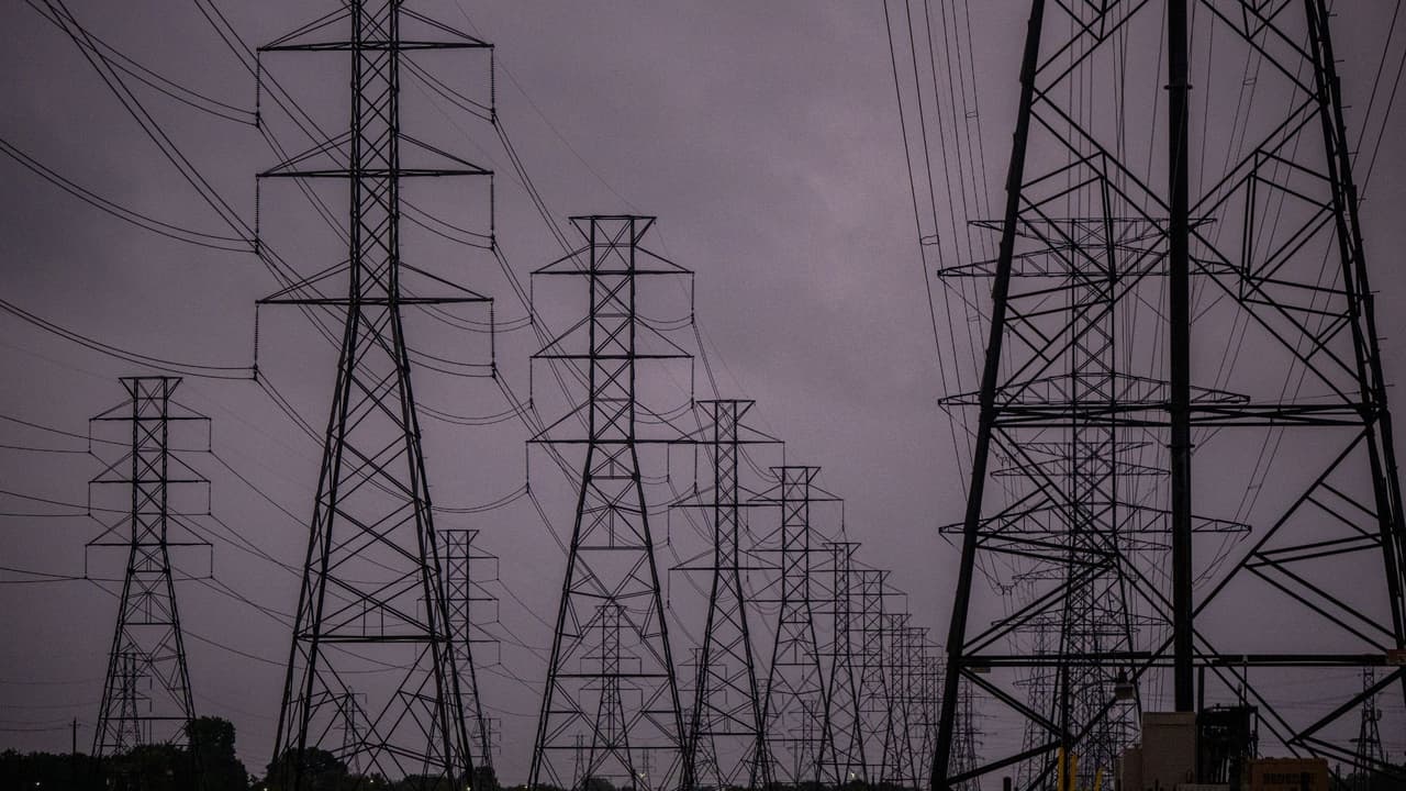 En cuanto a la energía, 
<a href="https://www.centerpointenergy.com/en-us/pages/selfid.aspx" target="_blank">CenterPoint Energy</a> ha estado reportando más de 
<b>87,000 clientes sin servicio eléctrico </b>en el área de Houston durante el paso de las tormentas.