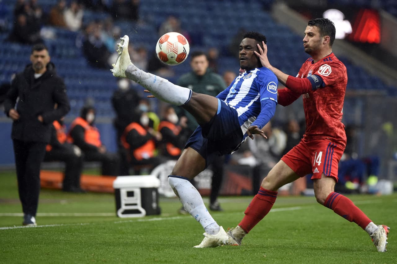 Betis pudo perder por marcador más abultado ante Eintrach Frankfurt; Lainez y Guardado no vieron acción. Lyon derrotó a Porto de visita con gol de Lucas Paquetá