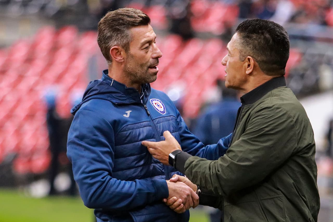 Pedro Caixinha e Ignacio Ambriz en saludo cordial previo al inicio del partido que habrían de disputar Cruz Azul y León en el Estadio Azteca en la fase preliminar de la Copa MX.