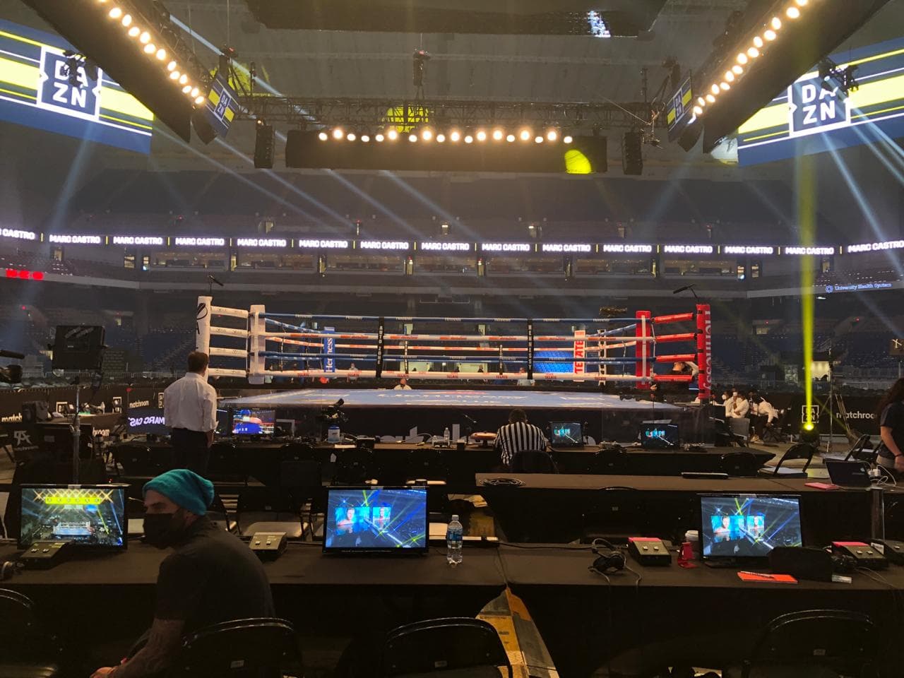 Así se preparaban previo al pleito por los cinturones del WBC y WBA en el Alamodome.