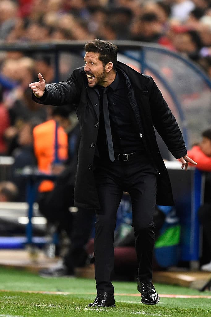Simeone ha hecho al equipo colchonero poderoso basando su juego en la presión al rival, en la exactitud y solidaridad de su esquema defensivo (que defiende desde la delantera), en el dominio de sí mismos que no concede errores y en sus veloces y efectivos contragolpes.