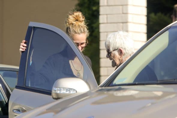 Julia la ayudó a acomodarse en el auto.