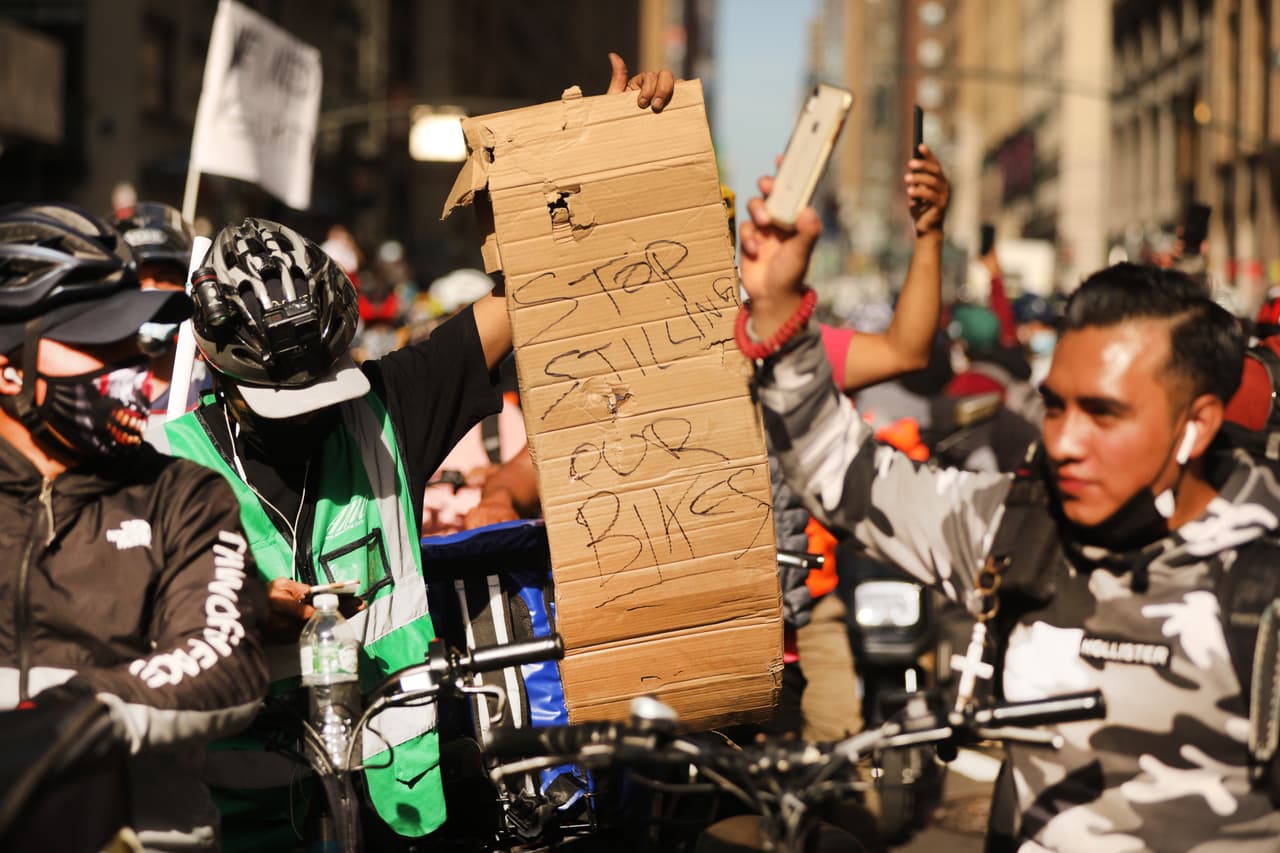 “Detengan el robo de nuestras bicicletas”, otro de los mensajes de los repartidores. Según Ligia Guallpa, activista por los trabajadores hispanos en Nueva York, parte del problema es que los restaurantes y las aplicaciones no ofrecen protecciones a sus trabajadores ni les compran las bicicletas robadas.
