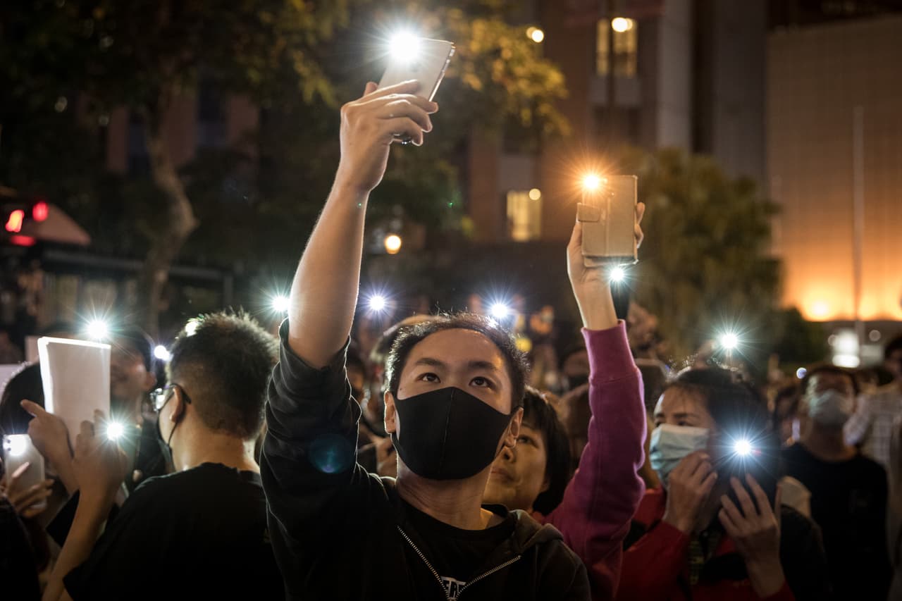 En Hong Kong, los jóvenes también han ayudado a mantener vivas las manifestaciones en contra del gobierno y lo que consideran como una intervención china, las cuales se han prolongado por meses. Han pedido persistentemente que 
<b>se investigue la represión de la policía y se elimine la palabra "disturbios" a la hora de describir las manifestaciones.</b> También abogan por un sufragio auténtico. En la imagen, jóvenes protestan en la Universidad Politécnica de Hong Kong el 25 de noviembre de 2019.