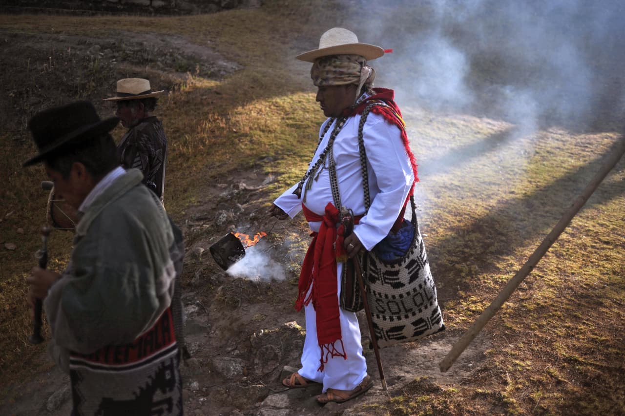 La nube de incienso y copal es esencial para el ritual. Hay quienes también hacen sonar caracoles y tambores prehispánicos durante la ceremonia.