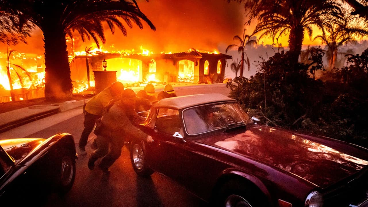 Miles de residentes huyen ante la amenaza del Mountain Fire