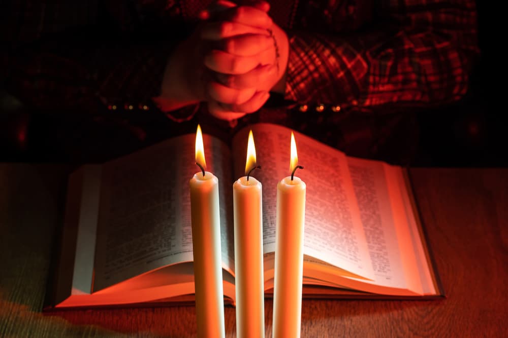 <h3 class="cms-H3-H3">No te olvides de la intención</h3>
<br>En el momento que enciendas tu vela, es súper importante que tengas bien clara tu intención, pues podrías remover energías poco deseadas. Recuerda, que debes hacerlo siempre en forma positiva.
<br>
<br>