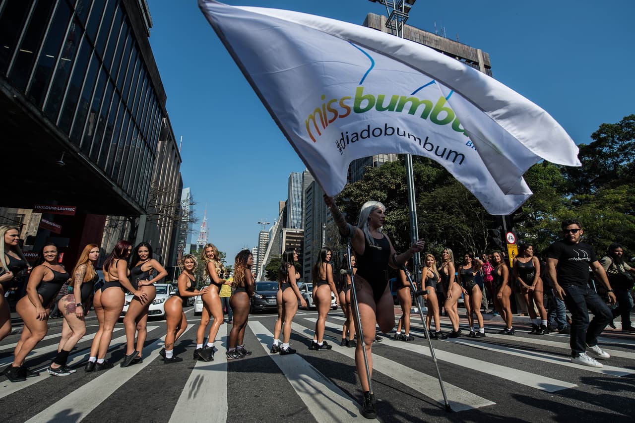 Miss Bumbum 2017 inició el 7 de agosto, cuando las chicas desfilaron en traje de baño negro por Sao Paulo, Brasil.