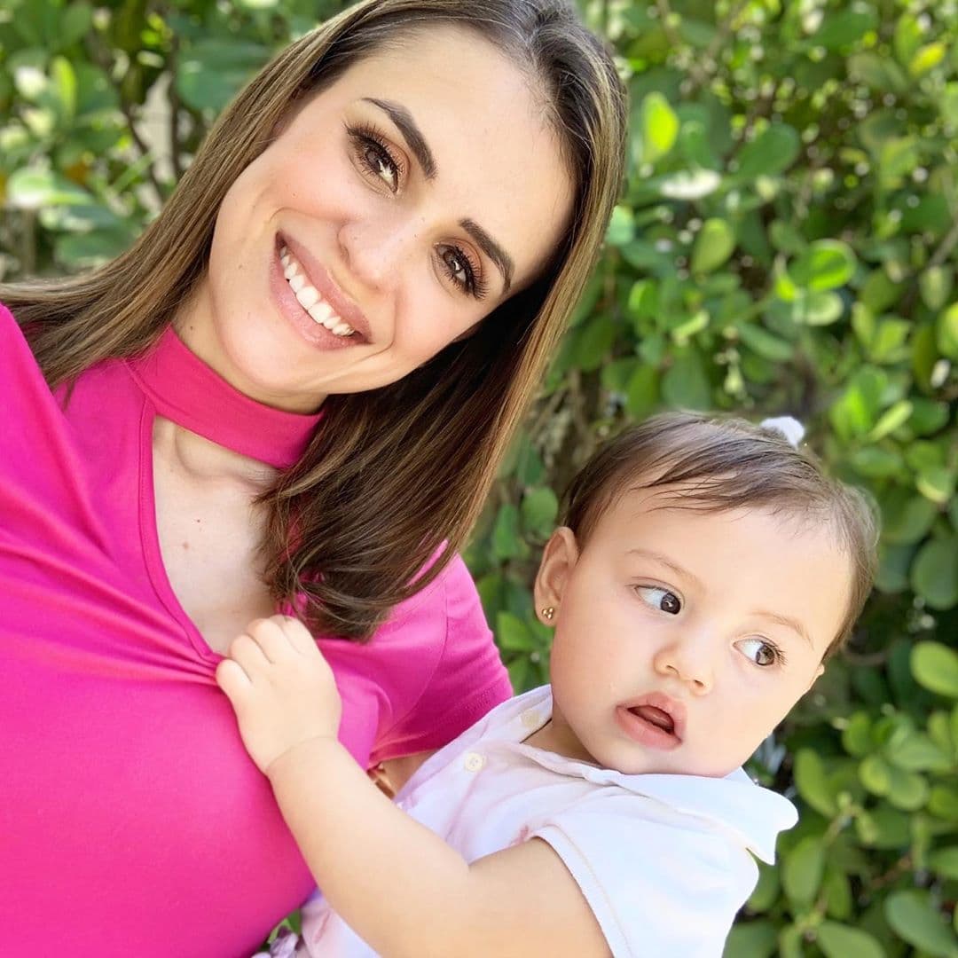 "Por ti, mi amor, me quedo en casa. Por ti, y por todos los niños del mundo, haría hasta lo imposible para que venzamos juntos el Coronavirus. Espero muy pronto poder volver al parque, a un restaurante y permitir que tus tíos te den un abrazo", dice Carolina Sarassa en esta fotografía junto a su pequeña Chloé Sophia.