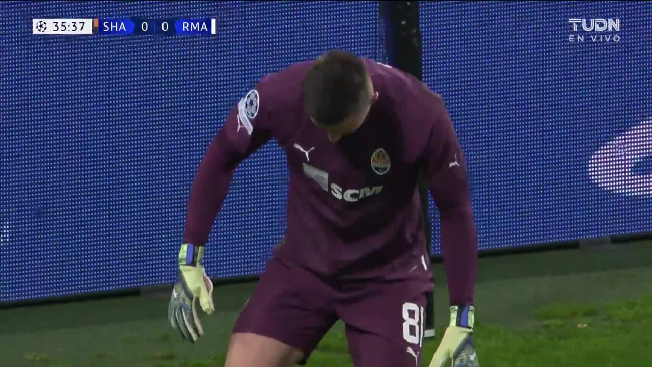 ¡TIRO ATAJADO! disparo por Rodrygo.