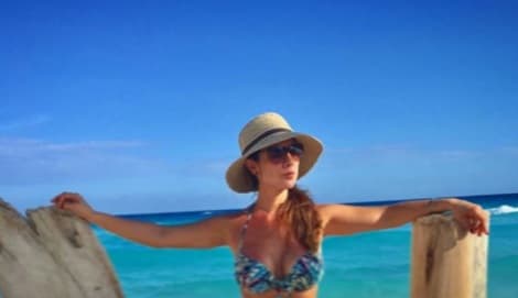 Esta postal fue tomada en su reciente viaje a Cancún, donde aprovechó para tomar el sol y lucir en bikini.