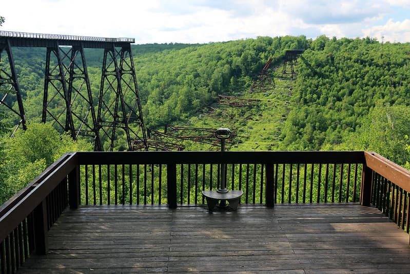 El Centro de Visitantes y la Oficina del Parque del Parque Estatal Kinzua Bridge cuenta con excelentes vistas, exhibiciones autoguiadas e información sobre el área circundante.
<br>
<br>Picnic y oportunidades de senderos están disponibles. El Kinzua Bridge Scenic Byway es un corredor designado para uso compartido en bicicleta / caminata.
<br>