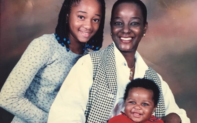 Kechi Okwuchi, con su madre y su hermana menor, años varios años antes del accidente aéreo.