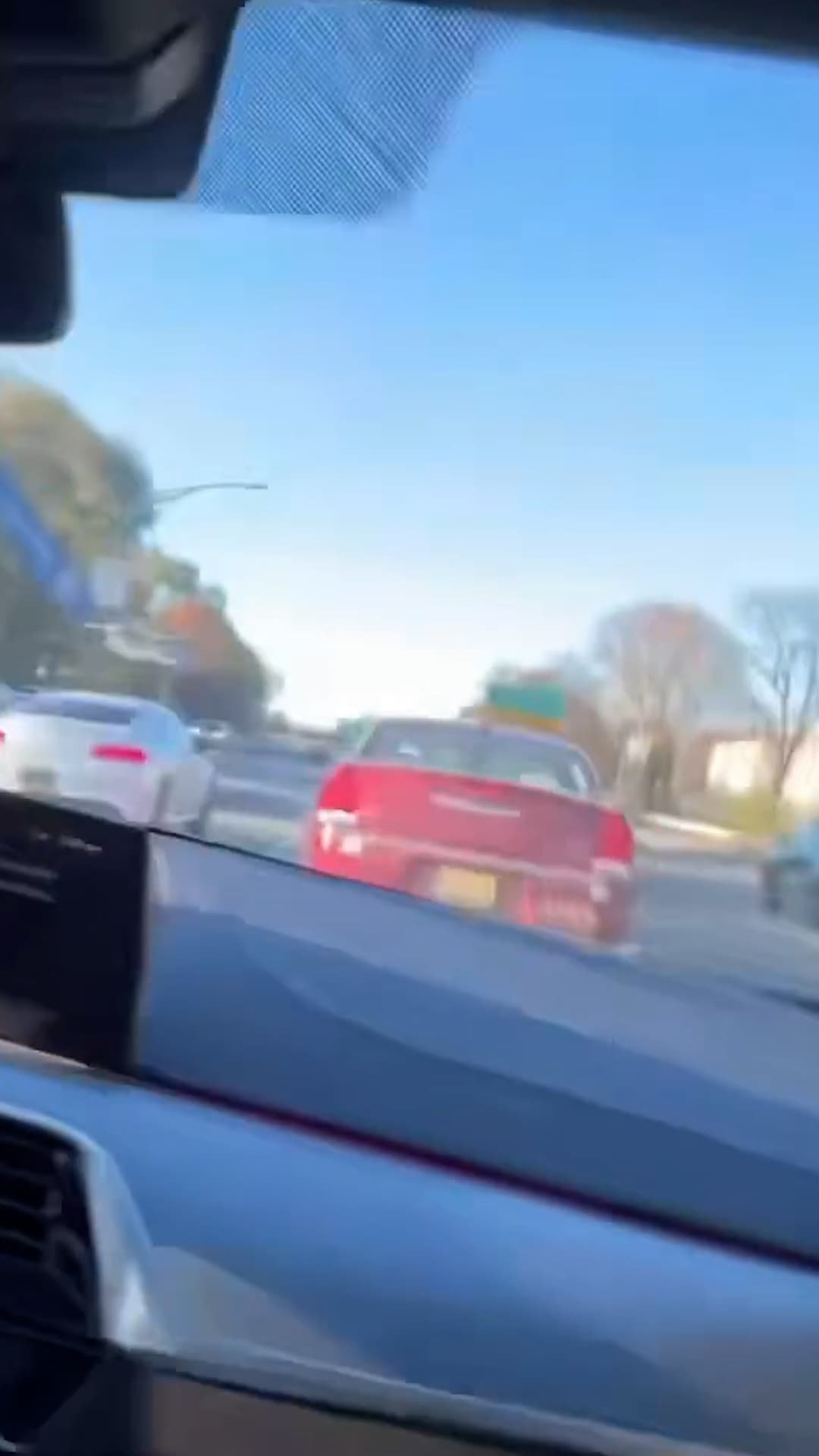 Un conductor graba su propio choque al echar carreritas