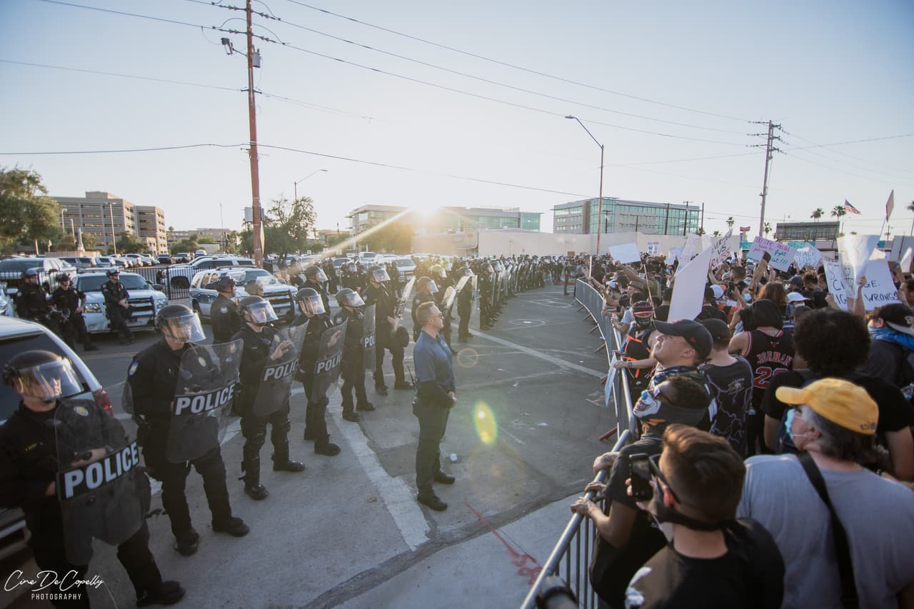 Este viernes, en el noveno día de protestas, entre las personas que participaron en la marcha en el centro de Phoenix se encontraba la jefe del Departamento de Policía de Phoenix, Jeri Williams. "Han podido tener la paz durante cuatro días. Son honestos, son reales, son genuinos, quieren un cambio", dijo Williams.