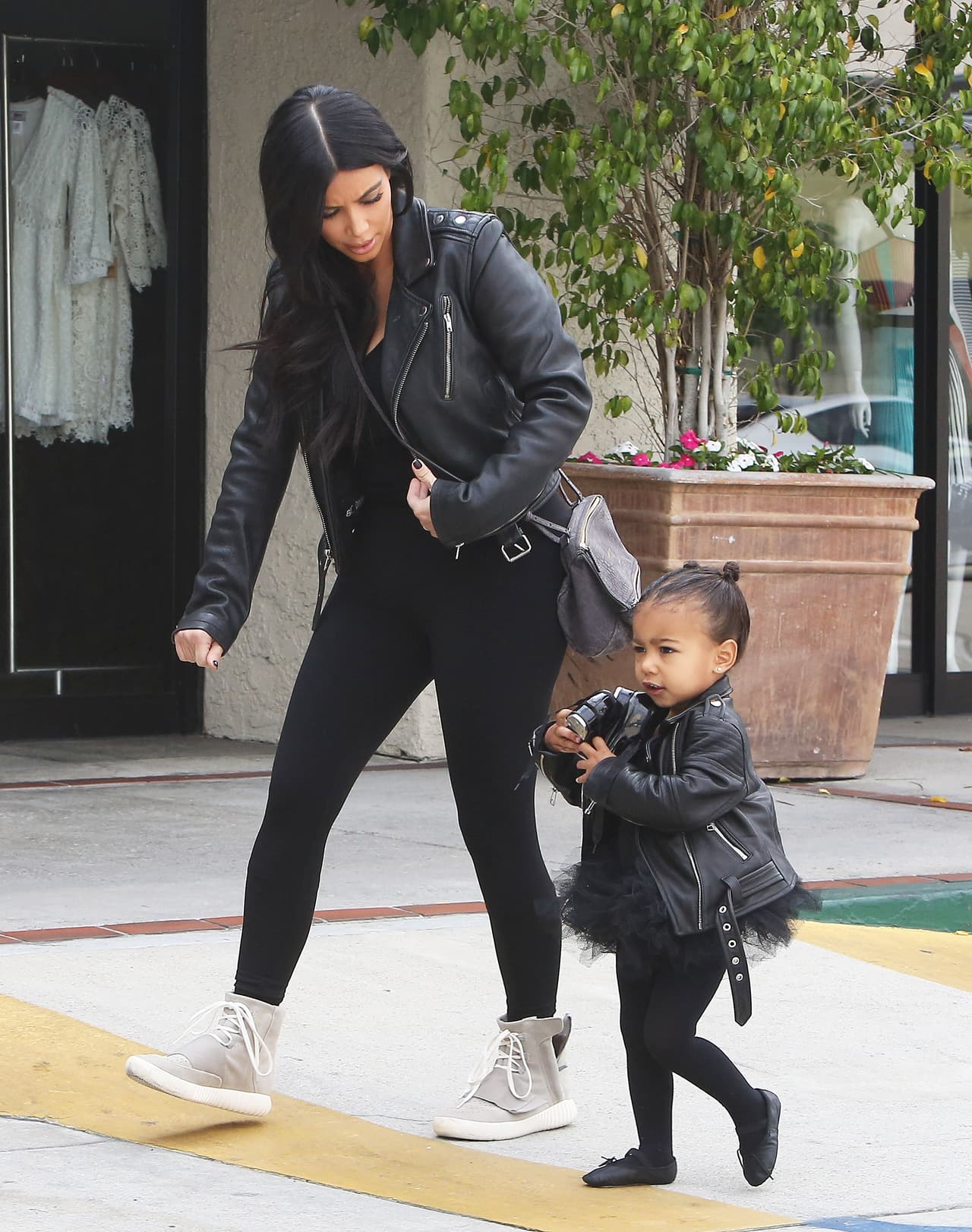 “Yo puedo caminar solita mamá”, seguramente pensó la hija de Kim y Kanye West en este momento.