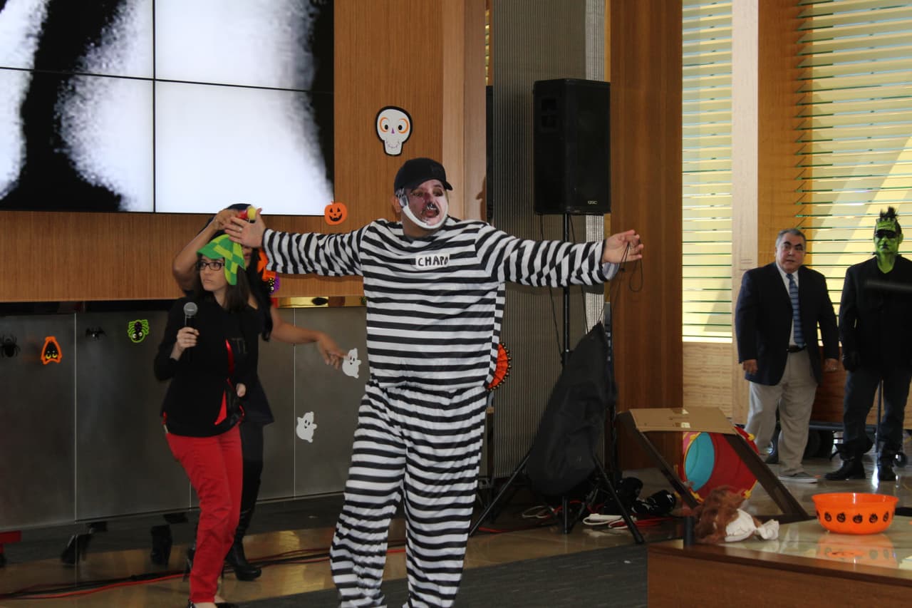 El equipo de Univision Los Angeles festejó Halloween a lo máximo y la gran fiesta contó con la presencia de personajes de la talla de Pitbull, Paquita la del Barrio, Donald Trump y hasta El Chapo.