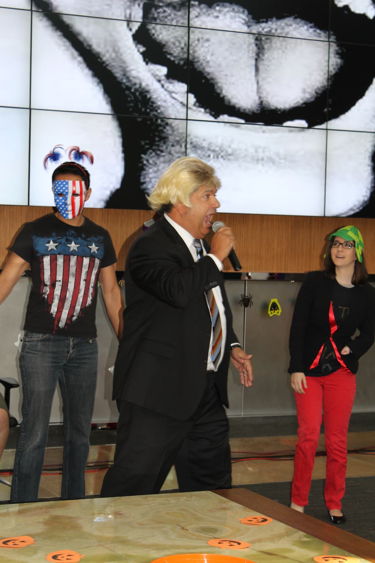 El equipo de Univision Los Angeles festejó Halloween a lo máximo y la gran fiesta contó con la presencia de personajes de la talla de Pitbull, Paquita la del Barrio, Donald Trump y hasta El Chapo.